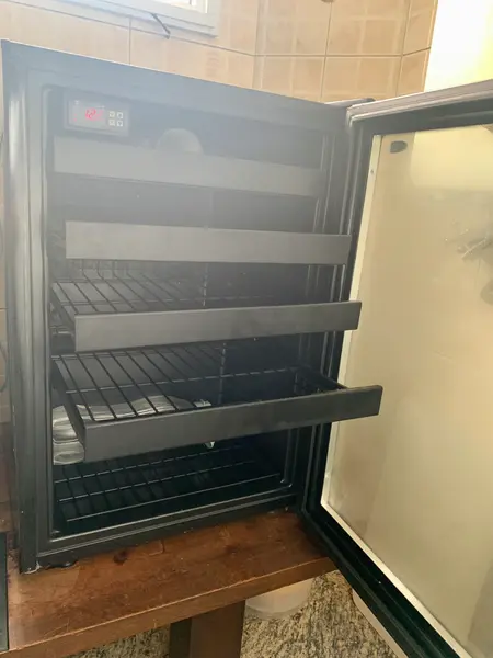 Foto de um(a) Adega climatizada Cave des Arts para 38 garrafas de 750ml, da categoria de Eletrodomésticos. Adega climatizada Cave des Arts para 38 garrafas de 750ml, 3 anos de uso, recém passada por revisão do fabricante, em... Mostrado de uma perspectiva diferente. Vendido no marketplace Trésors.