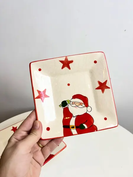 Foto de um(a) ​ Par de petisqueiras em cerâmica pintada a mão, da categoria de Pratos Decorativos. Par de petisqueiras em cerâmica pintada a mão. Mínimos lascados como mostrado nas fotos. Medidas maior: 18x18cmMedidas... Mostrado de uma perspectiva diferente. Vendido no marketplace Trésors.