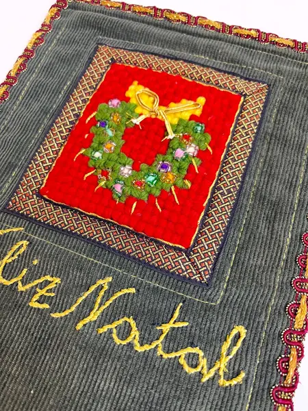 Foto de um(a) ​Bandeirinha de Natal em veludo e sarja, da categoria de Bandeiras. Bandeirinha de Natal em veludo e sarja, com detalhes bordados e em ponto cruz. Leves marcas do tempo e uso. Com suporte para... Mostrado de uma perspectiva diferente. Vendido no marketplace Trésors.