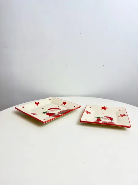 Foto de um(a) ​ Par de petisqueiras em cerâmica pintada a mão, da categoria de Pratos Decorativos. Par de petisqueiras em cerâmica pintada a mão. Mínimos lascados como mostrado nas fotos. Medidas maior: 18x18cmMedidas... Mostrado de uma perspectiva diferente. Vendido no marketplace Trésors.