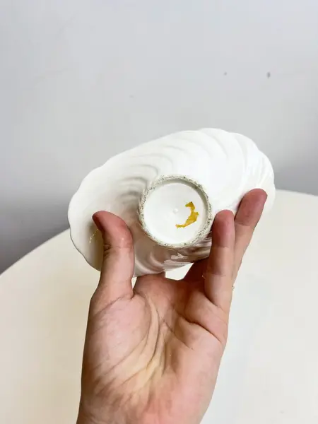 Foto de um(a) ​Cestinho de frutas em cerâmica, da categoria de Objetos decorativos. Cestinho de frutas em cerâmica. Possui pequenos restauros e lascados como mostrado nas fotos. Medidas: 14x10cm. Mostrado de uma perspectiva diferente. Vendido no marketplace Trésors.