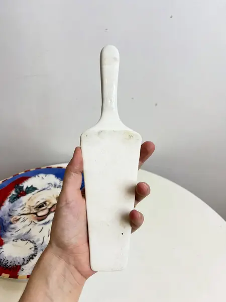 Foto de um(a) Prato de bolo e espátula estampados em porcelana, da categoria de Pratos Decorativos. Prato de bolo e espátula estampados em porcelana. Perfeito estado. Medidas prato: 27cm diâmetro. Mostrado de uma perspectiva diferente. Vendido no marketplace Trésors.