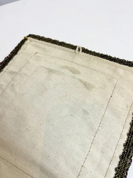 Foto de um(a) ​Bandeirinha de Natal em veludo e sarja, da categoria de Bandeiras. Bandeirinha de Natal em veludo e sarja, com detalhes bordados e em ponto cruz. Leves marcas do tempo e uso. Com suporte para... Mostrado de uma perspectiva diferente. Vendido no marketplace Trésors.