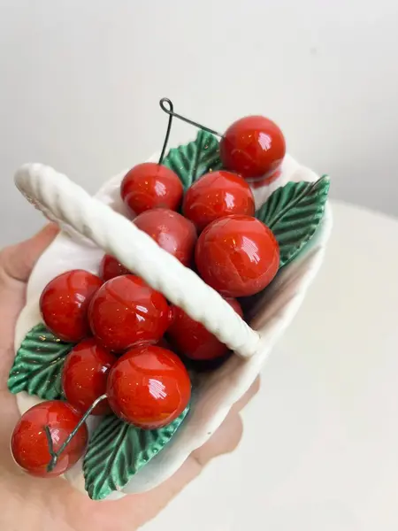 Foto de um(a) ​Cestinho de frutas em cerâmica, da categoria de Objetos decorativos. Cestinho de frutas em cerâmica. Possui pequenos restauros e lascados como mostrado nas fotos. Medidas: 14x10cm. Mostrado de uma perspectiva diferente. Vendido no marketplace Trésors.