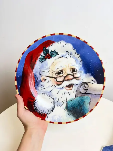 Foto de um(a) Prato de bolo e espátula estampados em porcelana, da categoria de Pratos Decorativos. Prato de bolo e espátula estampados em porcelana. Perfeito estado. Medidas prato: 27cm diâmetro. Mostrado de uma perspectiva diferente. Vendido no marketplace Trésors.