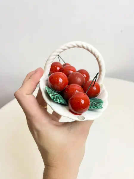Foto de um(a) ​Cestinho de frutas em cerâmica, da categoria de Objetos decorativos. Cestinho de frutas em cerâmica. Possui pequenos restauros e lascados como mostrado nas fotos. Medidas: 14x10cm. Mostrado de uma perspectiva diferente. Vendido no marketplace Trésors.