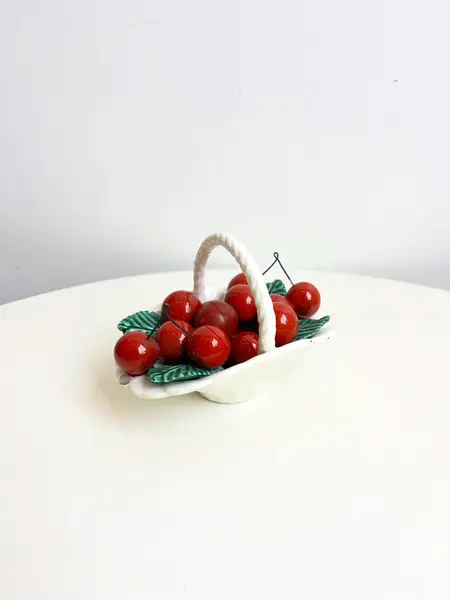 Foto de um(a) ​Cestinho de frutas em cerâmica, da categoria de Objetos decorativos. Cestinho de frutas em cerâmica. Possui pequenos restauros e lascados como mostrado nas fotos. Medidas: 14x10cm. Mostrado de uma perspectiva diferente. Vendido no marketplace Trésors.