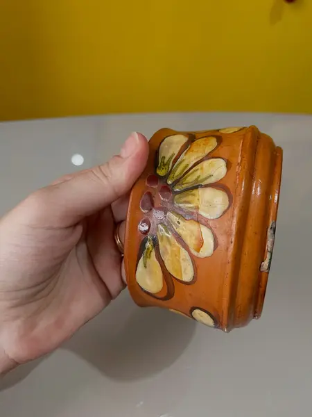 Foto de um(a) ​Açucareiro/ queijeira/ farinheira em barro esmaltado, da categoria de Açucareiro. Açucareiro/ queijeira/ farinheira em barro esmaltado. Marcas do tempo e uso e um lascado na borda como nas fotos. Medidas:... Mostrado de uma perspectiva diferente. Vendido no marketplace Trésors.