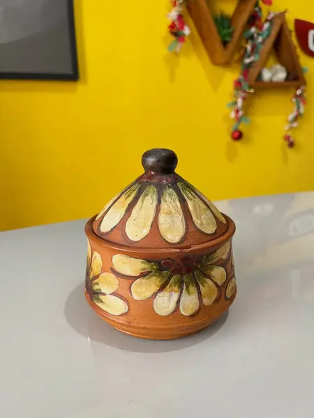 Foto de um(a) ​Açucareiro/ queijeira/ farinheira em barro esmaltado, da categoria de Açucareiro. Açucareiro/ queijeira/ farinheira em barro esmaltado. Marcas do tempo e uso e um lascado na borda como nas fotos. Medidas:... Mostrado de uma perspectiva diferente. Vendido no marketplace Trésors.