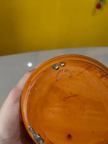 Foto de um(a) ​Açucareiro/ queijeira/ farinheira em barro esmaltado, da categoria de Açucareiro. Açucareiro/ queijeira/ farinheira em barro esmaltado. Marcas do tempo e uso e um lascado na borda como nas fotos. Medidas:... Mostrado de uma perspectiva diferente. Vendido no marketplace Trésors.