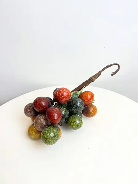 Foto de um(a) ​Grande cacho de frutas em resina e metal para pendurar, da categoria de Objetos decorativos. Grande cacho de frutas em resina e metal para pendurar. Possui marcas do tempo e uso como nas fotos. Medidas: 34x15cm. Mostrado de uma perspectiva diferente. Vendido no marketplace Trésors.