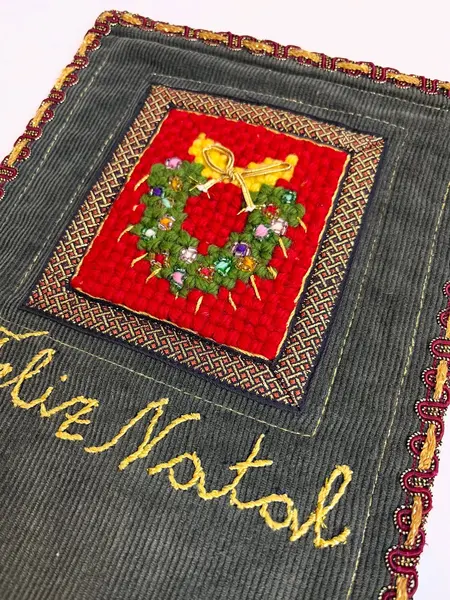 Foto de um(a) ​Bandeirinha de Natal em veludo e sarja, da categoria de Bandeiras. Bandeirinha de Natal em veludo e sarja, com detalhes bordados e em ponto cruz. Leves marcas do tempo e uso. Com suporte para... Mostrado de uma perspectiva diferente. Vendido no marketplace Trésors.