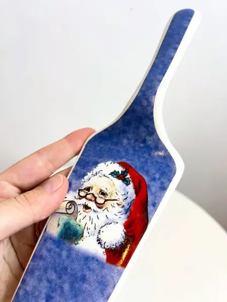 Foto de um(a) Prato de bolo e espátula estampados em porcelana, da categoria de Pratos Decorativos. Prato de bolo e espátula estampados em porcelana. Perfeito estado. Medidas prato: 27cm diâmetro. Mostrado de uma perspectiva diferente. Vendido no marketplace Trésors.