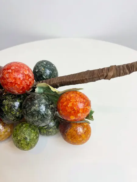 Foto de um(a) ​Grande cacho de frutas em resina e metal para pendurar, da categoria de Objetos decorativos. Grande cacho de frutas em resina e metal para pendurar. Possui marcas do tempo e uso como nas fotos. Medidas: 34x15cm. Mostrado de uma perspectiva diferente. Vendido no marketplace Trésors.