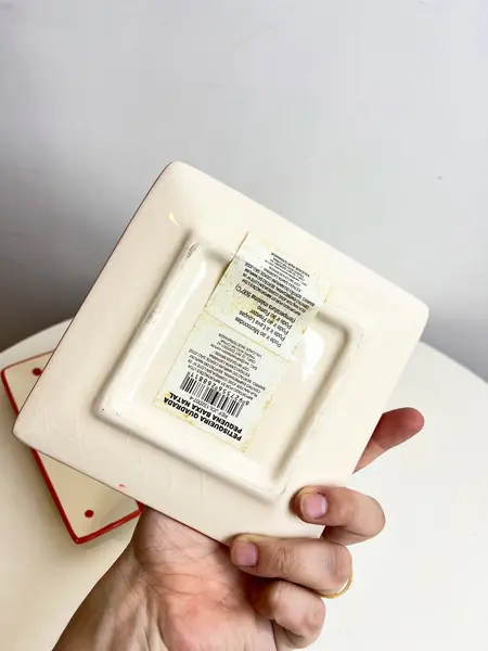 Foto de um(a) ​ Par de petisqueiras em cerâmica pintada a mão, da categoria de Pratos Decorativos. Par de petisqueiras em cerâmica pintada a mão. Mínimos lascados como mostrado nas fotos. Medidas maior: 18x18cmMedidas... Mostrado de uma perspectiva diferente. Vendido no marketplace Trésors.