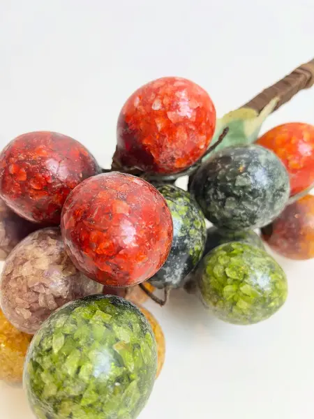 Foto de um(a) ​Grande cacho de frutas em resina e metal para pendurar, da categoria de Objetos decorativos. Grande cacho de frutas em resina e metal para pendurar. Possui marcas do tempo e uso como nas fotos. Medidas: 34x15cm. Mostrado de uma perspectiva diferente. Vendido no marketplace Trésors.