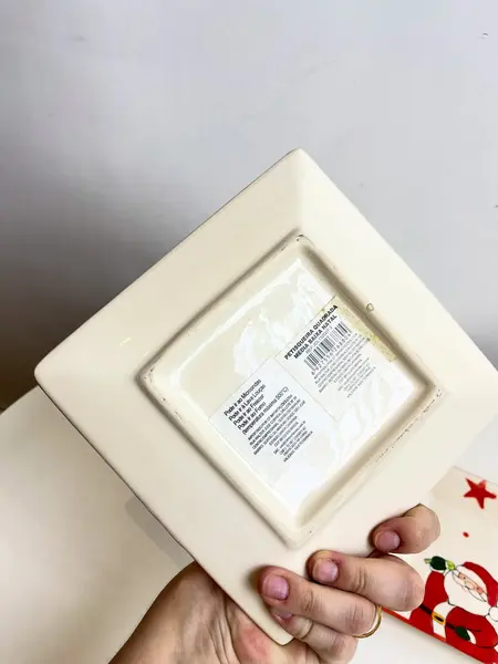 Foto de um(a) ​ Par de petisqueiras em cerâmica pintada a mão, da categoria de Pratos Decorativos. Par de petisqueiras em cerâmica pintada a mão. Mínimos lascados como mostrado nas fotos. Medidas maior: 18x18cmMedidas... Mostrado de uma perspectiva diferente. Vendido no marketplace Trésors.