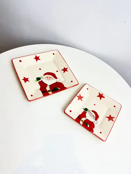 Foto de um(a) ​ Par de petisqueiras em cerâmica pintada a mão, da categoria de Pratos Decorativos. Par de petisqueiras em cerâmica pintada a mão. Mínimos lascados como mostrado nas fotos. Medidas maior: 18x18cmMedidas... Mostrado de uma perspectiva diferente. Vendido no marketplace Trésors.