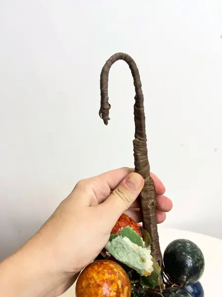 Foto de um(a) ​Grande cacho de frutas em resina e metal para pendurar, da categoria de Objetos decorativos. Grande cacho de frutas em resina e metal para pendurar. Possui marcas do tempo e uso como nas fotos. Medidas: 34x15cm. Mostrado de uma perspectiva diferente. Vendido no marketplace Trésors.
