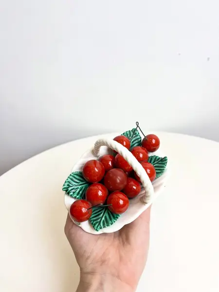 Foto de um(a) ​Cestinho de frutas em cerâmica, da categoria de Objetos decorativos. Cestinho de frutas em cerâmica. Possui pequenos restauros e lascados como mostrado nas fotos. Medidas: 14x10cm. Mostrado de uma perspectiva diferente. Vendido no marketplace Trésors.