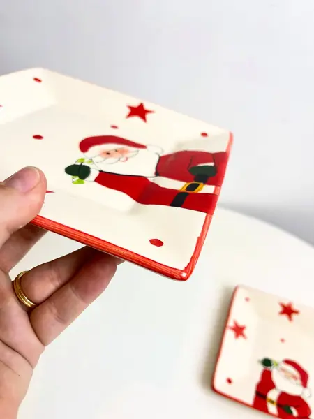 Foto de um(a) ​ Par de petisqueiras em cerâmica pintada a mão, da categoria de Pratos Decorativos. Par de petisqueiras em cerâmica pintada a mão. Mínimos lascados como mostrado nas fotos. Medidas maior: 18x18cmMedidas... Mostrado de uma perspectiva diferente. Vendido no marketplace Trésors.