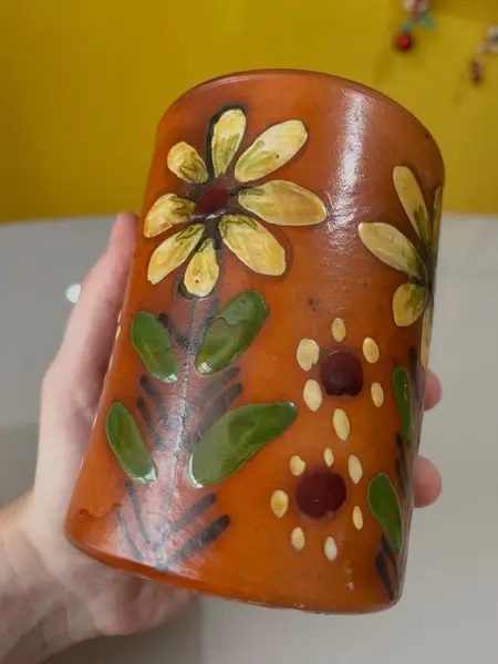 Foto de um(a) ​Copo / vaso em barro esmaltado, da categoria de Copos. Copo/ vaso em barro esmaltado. Marcas do tempo e uso. Medidas: 9x12cm. Mostrado de uma perspectiva diferente. Vendido no marketplace Trésors.