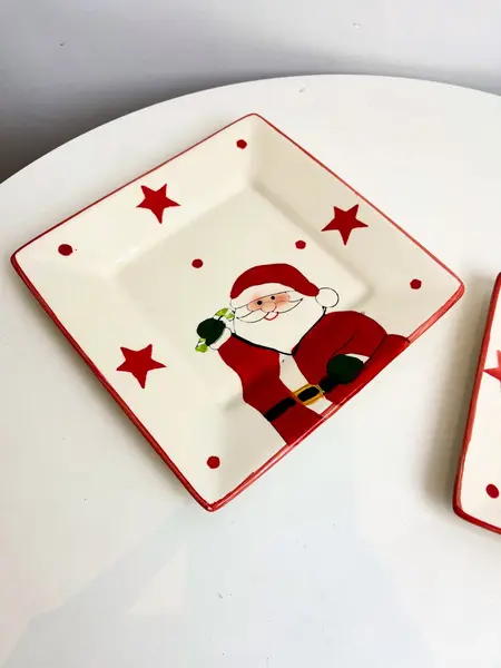 Foto de um(a) ​ Par de petisqueiras em cerâmica pintada a mão, da categoria de Pratos Decorativos. Par de petisqueiras em cerâmica pintada a mão. Mínimos lascados como mostrado nas fotos. Medidas maior: 18x18cmMedidas... Mostrado de uma perspectiva diferente. Vendido no marketplace Trésors.