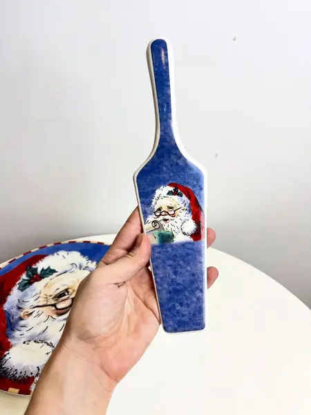 Foto de um(a) Prato de bolo e espátula estampados em porcelana, da categoria de Pratos Decorativos. Prato de bolo e espátula estampados em porcelana. Perfeito estado. Medidas prato: 27cm diâmetro. Mostrado de uma perspectiva diferente. Vendido no marketplace Trésors.