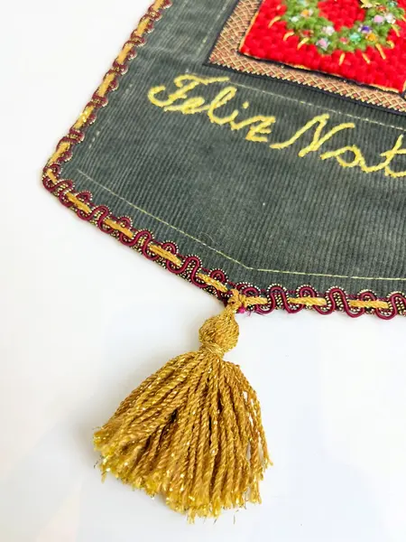 Foto de um(a) ​Bandeirinha de Natal em veludo e sarja, da categoria de Bandeiras. Bandeirinha de Natal em veludo e sarja, com detalhes bordados e em ponto cruz. Leves marcas do tempo e uso. Com suporte para... Mostrado de uma perspectiva diferente. Vendido no marketplace Trésors.