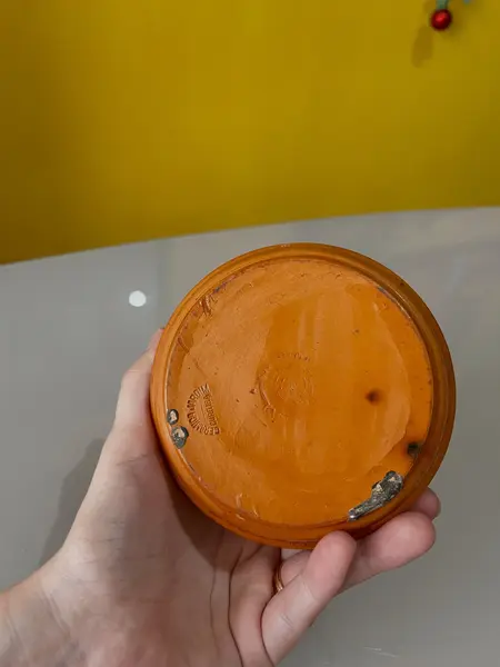 Foto de um(a) ​Açucareiro/ queijeira/ farinheira em barro esmaltado, da categoria de Açucareiro. Açucareiro/ queijeira/ farinheira em barro esmaltado. Marcas do tempo e uso e um lascado na borda como nas fotos. Medidas:... Mostrado de uma perspectiva diferente. Vendido no marketplace Trésors.