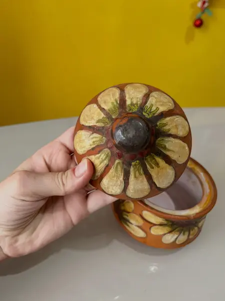 Foto de um(a) ​Açucareiro/ queijeira/ farinheira em barro esmaltado, da categoria de Açucareiro. Açucareiro/ queijeira/ farinheira em barro esmaltado. Marcas do tempo e uso e um lascado na borda como nas fotos. Medidas:... Mostrado de uma perspectiva diferente. Vendido no marketplace Trésors.