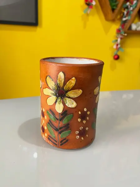 Foto de um(a) ​Copo / vaso em barro esmaltado, da categoria de Copos. Copo/ vaso em barro esmaltado. Marcas do tempo e uso. Medidas: 9x12cm. Mostrado de uma perspectiva diferente. Vendido no marketplace Trésors.
