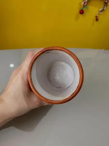 Foto de um(a) ​Copo / vaso em barro esmaltado, da categoria de Copos. Copo/ vaso em barro esmaltado. Marcas do tempo e uso. Medidas: 9x12cm. Mostrado de uma perspectiva diferente. Vendido no marketplace Trésors.