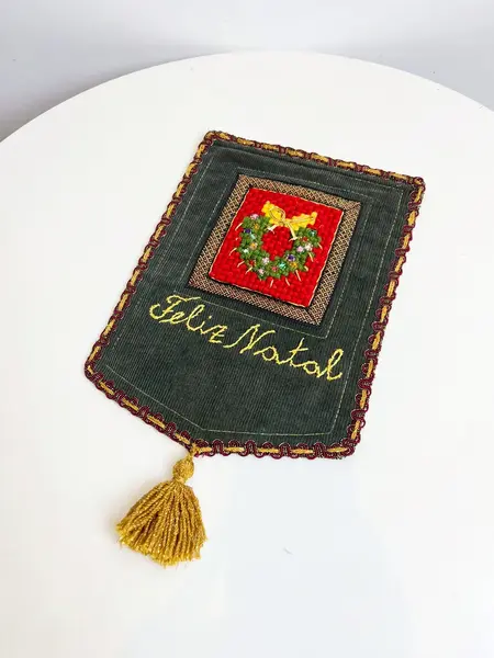 Foto de um(a) ​Bandeirinha de Natal em veludo e sarja, da categoria de Bandeiras. Bandeirinha de Natal em veludo e sarja, com detalhes bordados e em ponto cruz. Leves marcas do tempo e uso. Com suporte para... Mostrado de uma perspectiva diferente. Vendido no marketplace Trésors.