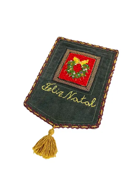 Foto de um(a) ​Bandeirinha de Natal em veludo e sarja, da categoria de Bandeiras. Bandeirinha de Natal em veludo e sarja, com detalhes bordados e em ponto cruz. Leves marcas do tempo e uso. Com suporte para... Vendido no marketplace Trésors.