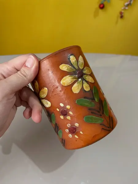 Foto de um(a) ​Copo / vaso em barro esmaltado, da categoria de Copos. Copo/ vaso em barro esmaltado. Marcas do tempo e uso. Medidas: 9x12cm. Mostrado de uma perspectiva diferente. Vendido no marketplace Trésors.