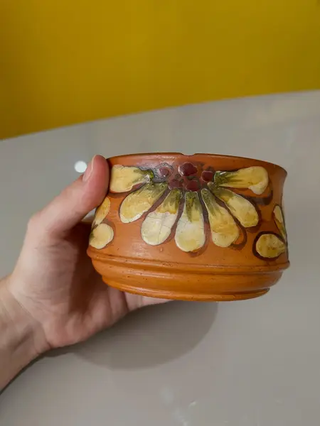 Foto de um(a) ​Açucareiro/ queijeira/ farinheira em barro esmaltado, da categoria de Açucareiro. Açucareiro/ queijeira/ farinheira em barro esmaltado. Marcas do tempo e uso e um lascado na borda como nas fotos. Medidas:... Mostrado de uma perspectiva diferente. Vendido no marketplace Trésors.