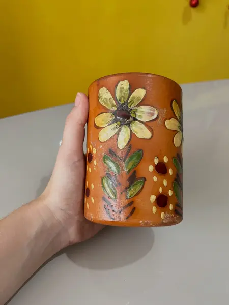 Foto de um(a) ​Copo / vaso em barro esmaltado, da categoria de Copos. Copo/ vaso em barro esmaltado. Marcas do tempo e uso. Medidas: 9x12cm. Mostrado de uma perspectiva diferente. Vendido no marketplace Trésors.