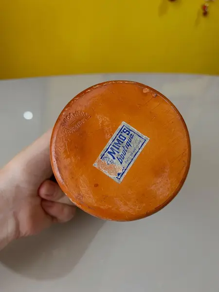 Foto de um(a) ​Copo / vaso em barro esmaltado, da categoria de Copos. Copo/ vaso em barro esmaltado. Marcas do tempo e uso. Medidas: 9x12cm. Mostrado de uma perspectiva diferente. Vendido no marketplace Trésors.