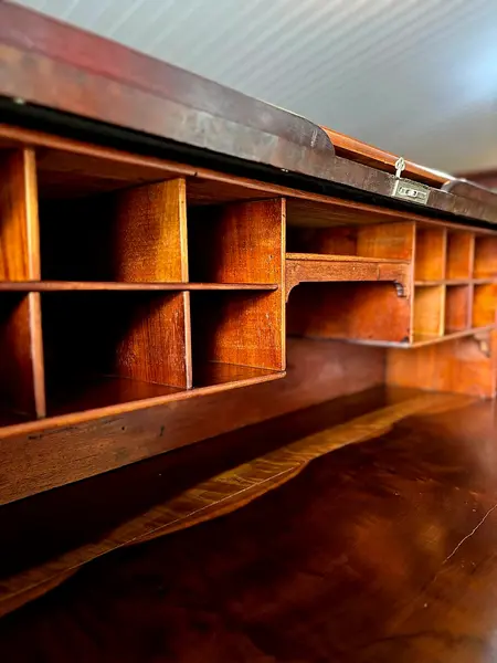 Foto de um(a) Escrivaninha Xerife Antiga – Mobiliário Vintage Raro, Peça Magnífica em Excelente Estado, da categoria de Escrivaninhas e Mesas de escritório. Clássica escrivaninha modelo Xerife, sem dúvidas uma das peças mais requisitadas e icônicas do mobiliário vintage. Um móvel... Mostrado de uma perspectiva diferente. Vendido no marketplace Trésors.