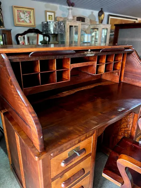 Foto de um(a) Escrivaninha Xerife Antiga – Mobiliário Vintage Raro, Peça Magnífica em Excelente Estado, da categoria de Escrivaninhas e Mesas de escritório. Clássica escrivaninha modelo Xerife, sem dúvidas uma das peças mais requisitadas e icônicas do mobiliário vintage. Um móvel... Mostrado de uma perspectiva diferente. Vendido no marketplace Trésors.