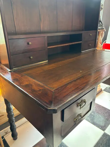 Foto de um(a) Magnífica Escrivaninha de Dois Andares – Estilo Clássico com Escaninho e 4 Gavetas, da categoria de Escrivaninhas e Mesas de escritório. Uma peça que transborda história e sofisticação. Esta magnífica escrivaninha de dois andares é o móvel ideal para quem busca... Mostrado de uma perspectiva diferente. Vendido no marketplace Trésors.