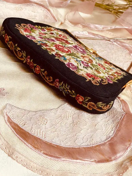 Foto de um(a) Bolsa Antiga Petit Point, da categoria de Arte têxtil. Bolsa vintage em petit point (anos 50/60), com bordado extremamente fino e detalhado, moldura dourada trabalhada e alça... Mostrado de uma perspectiva diferente. Vendido no marketplace Trésors.
