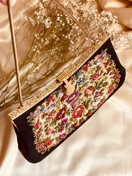 Foto de um(a) Bolsa Antiga Petit Point, da categoria de Arte têxtil. Bolsa vintage em petit point (anos 50/60), com bordado extremamente fino e detalhado, moldura dourada trabalhada e alça... Mostrado de uma perspectiva diferente. Vendido no marketplace Trésors.