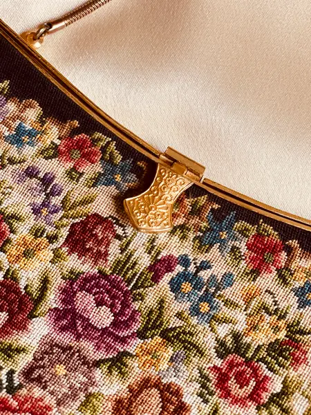 Foto de um(a) Bolsa Antiga Petit Point, da categoria de Arte têxtil. Bolsa vintage em petit point (anos 50/60), com bordado extremamente fino e detalhado, moldura dourada trabalhada e alça... Mostrado de uma perspectiva diferente. Vendido no marketplace Trésors.
