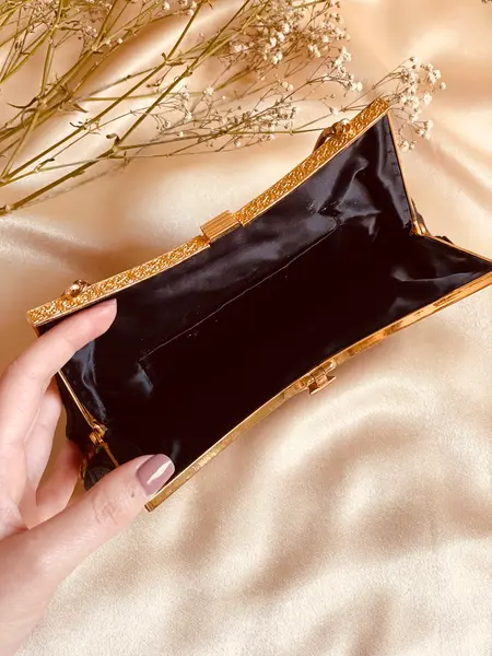 Foto de um(a) Bolsa Antiga Petit Point, da categoria de Arte têxtil. Bolsa vintage em petit point (anos 50/60), com bordado extremamente fino e detalhado, moldura dourada trabalhada e alça... Mostrado de uma perspectiva diferente. Vendido no marketplace Trésors.