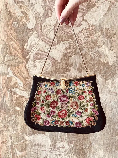 Foto de um(a) Bolsa Antiga Petit Point, da categoria de Arte têxtil. Bolsa vintage em petit point (anos 50/60), com bordado extremamente fino e detalhado, moldura dourada trabalhada e alça... Mostrado de uma perspectiva diferente. Vendido no marketplace Trésors.