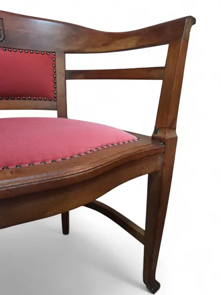 Foto de um(a) Rara Poltrona Centenária – Relíquia do Mobiliário Brasileiro, da categoria de Poltronas. Uma oportunidade única para possuir um pedaço da história. Esta poltrona exibe a tonalidade profunda e os veios únicos que... Mostrado de uma perspectiva diferente. Vendido no marketplace Trésors.