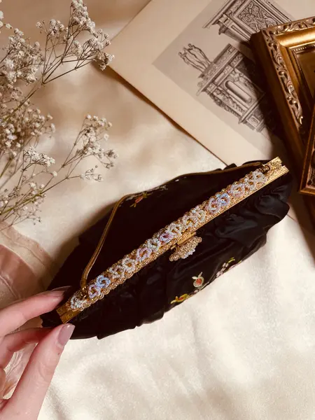 Foto de um(a) Antigo Conjunto Bolsa / Espelho / Luvas, da categoria de Arte têxtil. Magnífico conjunto vintage Bolsa / luvas e espelho de bolsa francesa original – 1920 – bordado floral impecável Um conjunto... Mostrado de uma perspectiva diferente. Vendido no marketplace Trésors.