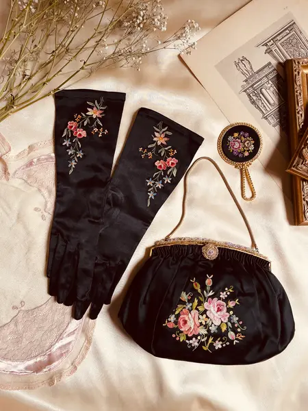 Foto de um(a) Antigo Conjunto Bolsa / Espelho / Luvas, da categoria de Arte têxtil. Magnífico conjunto vintage Bolsa / luvas e espelho de bolsa francesa original – 1920 – bordado floral impecável Um conjunto... Mostrado de uma perspectiva diferente. Vendido no marketplace Trésors.